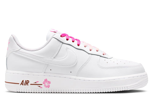 Women's Nike Air Force 1 '07 SE in White / Playful Pink