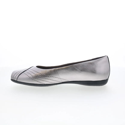 Trotters Sasha T2327-033 Womens Silver Leather Slip On Loafer Flats Shoes