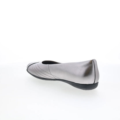 Trotters Sasha T2327-033 Womens Silver Leather Slip On Loafer Flats Shoes